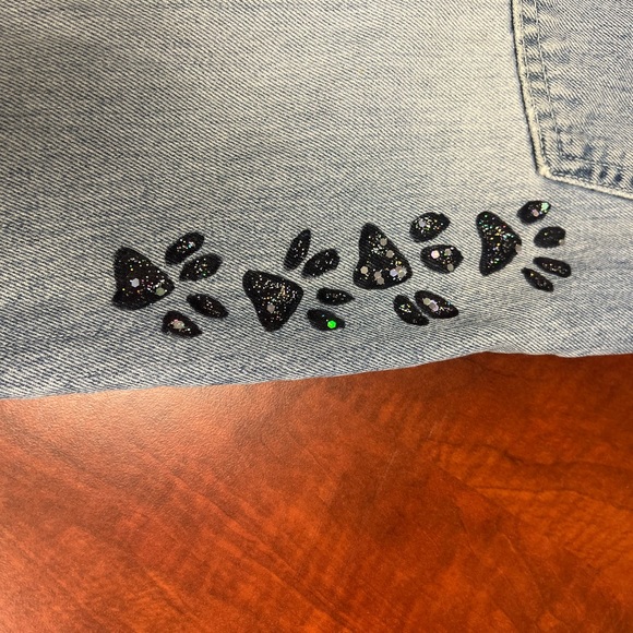 Vintage distressed Levi’s with hand painted design. - Picture 4 of 7